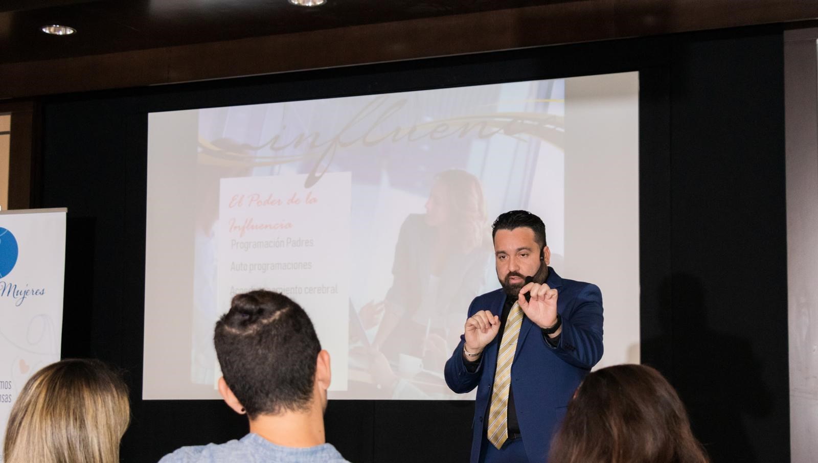 Carlos A. Leras presentando El Poder de la Influencia